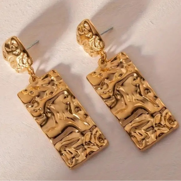 Fashion Nova Gold Hammered Square Drop Earrings - Picture 4 of 15